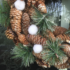 Couronne de Noël avec Pommes de pin et autres déco D 34 cm